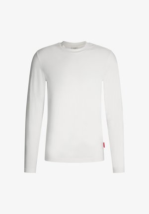 Wit shirt met lange mouwen van zacht katoen, voorzien van een ronde hals en een klein rood labelaccent aan de linkeronderkant.