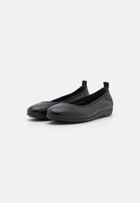 Ballerine in pelle nera con una superficie liscia, punta rotonda e apertura elasticizzata. Suola flessibile con tacco basso per il comfort.