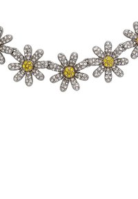 Bracciale a catena in metallo che presenta sei design simili a margherite, adornato con strass trasparenti e gialli, su uno sfondo in tonalità argento scuro.
