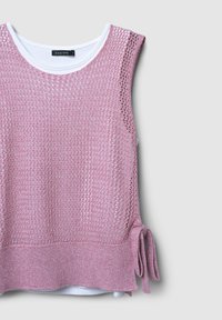 Canotta rosa lavorata a maglia con un design testurizzato, caratterizzata da un colletto girocollo bianco e lacci laterali all'orlo per una vestibilità regolabile.