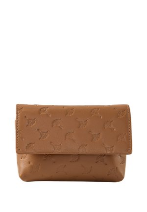 Lysebrun læderclutch med præget blomstermønster i form af en vifte og en foldover klaplukning.