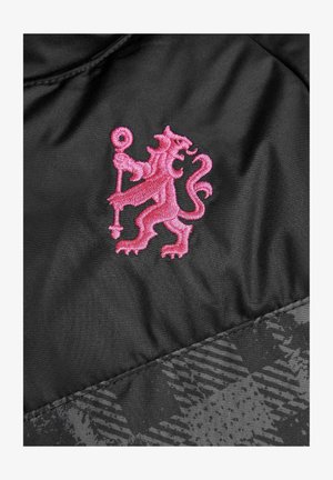 Tessuto nero con un motivo testurizzato sotto un prominente emblema di leone ricamato in rosa che tiene un bastone. Superficie liscia, design elegante.