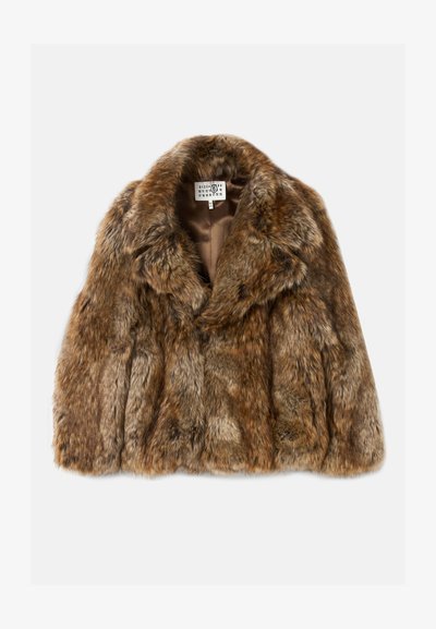 Brun faux fur-kappa med krage, med en strukturerad, lagrad design. Insidan fodrad med ett slätt tyg. Märket synligt inuti.