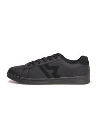 Sneakers neri realizzati in materiale sintetico liscio, con un logo in suede nero a contrasto, punta tonda e chiusura con lacci a sei fori.