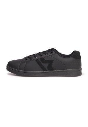 Schwarze Sneakers aus glattem Synthetikmaterial, ausgestattet mit einem kontrastierenden Logo aus schwarzem Wildleder, runder Zehenpartie und Schnürung mit sechs Ösen.