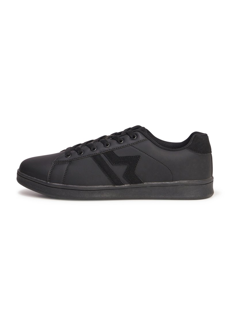 Sneakers neri realizzati in materiale sintetico liscio, con un logo in suede nero a contrasto, punta tonda e chiusura con lacci a sei fori.