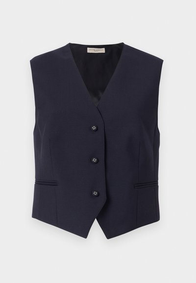 Colete sem mangas azul-marinho feito de tecido suave. Apresenta um decote em V profundo, cinco botões e dois bolsos horizontais com discretos detalhes de costura.
