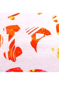 Weißer Stoff mit abstrakten Mustern in lebhaftem Orange, Pink und Gelb. Die Formen bestehen aus geschwungenen Linien und geometrischen Formen mit einer strukturierten Erscheinung.