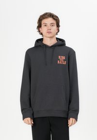 Sudadera gris con bolsillo frontal, presenta el texto naranja "RIDE THE RAILS" en el lado izquierdo del pecho, hecha de una tela suave, con capucha ajustable mediante cordones.