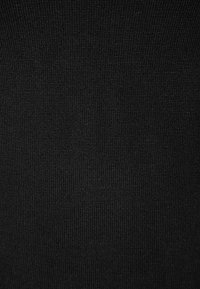 Svart stickat tyg med en jämn textur och konsekventa vävmönster utan synliga sömmar eller dekorationer.