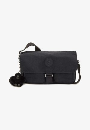 Borsa a spalla in tessuto nero con chiusura a patta, tracolla regolabile e un portachiavi a forma di gorilla peloso nero attaccato. Presenta un logo circolare.