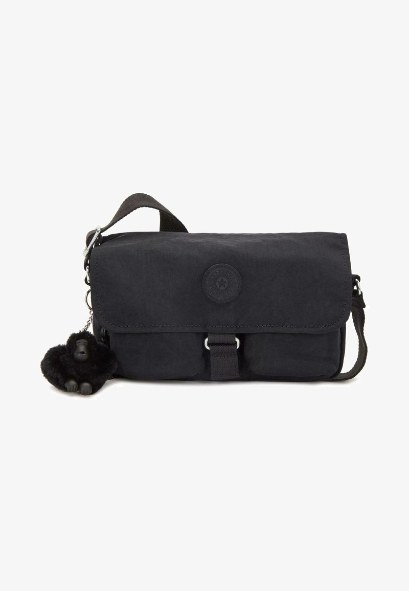 Borsa a spalla in tessuto nero con chiusura a patta, tracolla regolabile e un portachiavi a forma di gorilla peloso nero attaccato. Presenta un logo circolare.