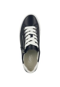 Svart lädersneaker med vita snören och sula, med en sidogångjärn och en slät yta. Logotyp tryckt på innersulan.