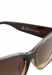 SQUARE - Sončna očala - brown