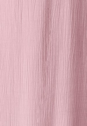 Tissu rose clair avec une texture froissée, comportant des lignes verticales et une apparence douce. Convient pour les vêtements ou les textiles d'intérieur.