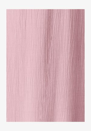 Tissu rose clair avec une texture froissée, comportant des lignes verticales et une apparence douce. Convient pour les vêtements ou les textiles d'intérieur.