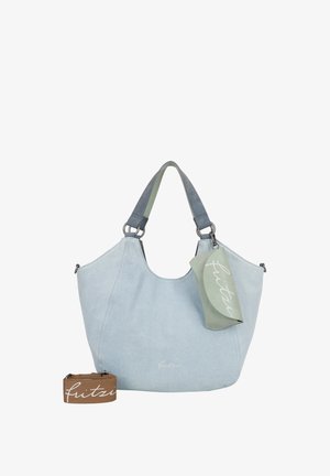 Sac à épaule en denim bleu clair avec des sangles bicolores, une pochette verte amovible et une sangle de marque marron. Présente une texture lisse.