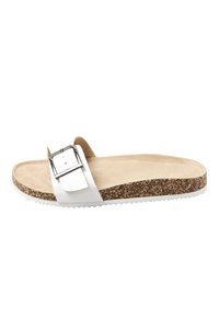 Sandalo bianco con una fascia larga e un fibbia argentata, plantare in sughero e suola in gomma textured, che unisce durata e comfort.