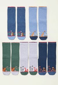 Seis pares de calcetines coloridos con diseños de animales: erizos, conejos, ardillas, zorros y búhos entre flores e insectos.