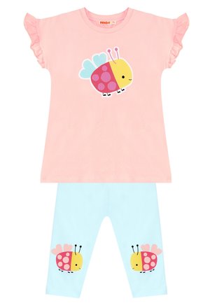 Roze top met korte mouwen met ruches aan de mouwen en blauwe broek, beide met een ontwerp van een glimlachend cartoon lieveheersbeestje.