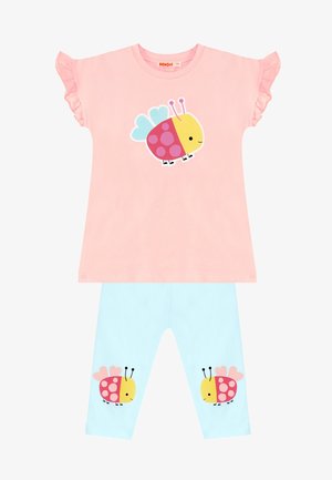 Pink kortærmet top med flæseærmer og blå bukser, begge med et design af en smilende tegneserie mariehøne.