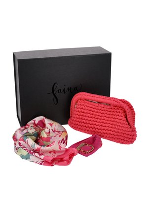 Caja de regalo negra con logo en cursiva, bolso de mano tejido rosa, pañuelo de seda floral colorido y pequeño bolso rosa con pulsera de cadena dorada.