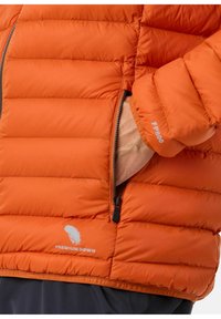 Oranje donsjack met horizontale quilt, ritszakken en elastische manchetten. Voorzien van "PREMIUM DOWN" en "FP800" branding in het wit.
