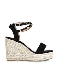 Sandalo wedge in suede nero con base in corda intrecciata, dotato di cinturino alla caviglia decorato con borchie dorate e una singola fascia per le dita.