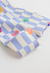 Tissu doux à motif damier bleu clair et blanc, décoré de petites formes florales colorées en orange, rose, vert et jaune.