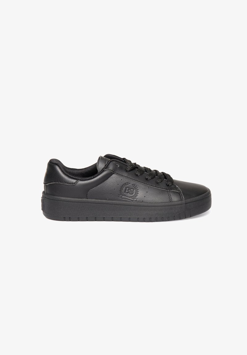 Sneaker en cuir noir avec un bout rond, une semelle plate et une surface texturée. Présente des lacets noirs et un logo embossé sur le côté.