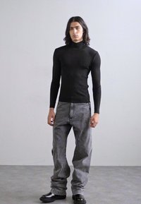 032c EQUINOX TURTLENECK - Strickpullover - black