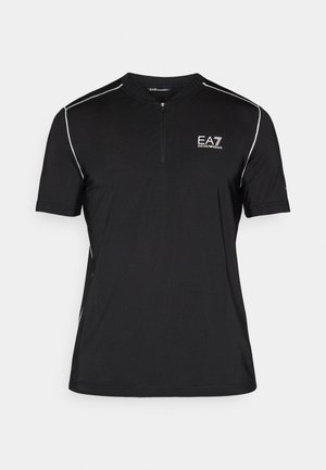 Fekete rövid ujjú sportruházat negyed cipzárral, fehér díszítésekkel a vállakon és logóval a mellkason. Légáteresztő anyagból készült.