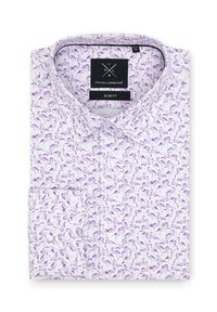 Slim fit koszula na białym tle z powtarzającym się wzorem różowych flamingów. Materiał wydaje się lekki; standardowy kołnierzyk z zapięciem na guziki.