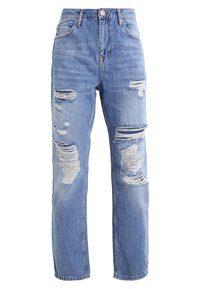 Jeans de mezclilla de color azul claro con una cintura alta, que presentan múltiples desgarros grandes y desgaste en la parte frontal, corte recto y dobladillos enrollados.