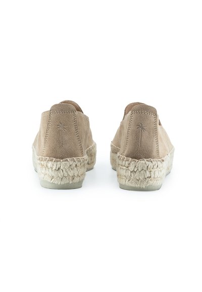 Espadrillas beige in suede con suola avvolta in juta, dotate di dettagli di cucitura e di un logo di palma impresso sul tallone.