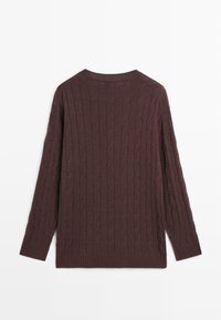 Maglione a manica lunga in maglia a trecce marrone scuro disteso su una superficie, mostrando la vista posteriore con polsini e orlo a coste.