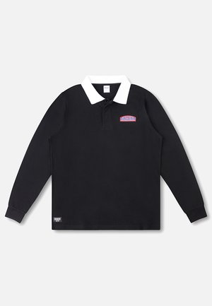 Fekete hosszú ujjú galléros póló fehér gallérral, gombos záródással és kis piros-fehér jelvénnyel a bal mellrészen.