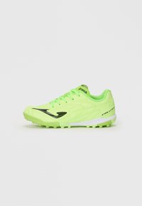 Zapatilla deportiva de color verde neón con logo negro, cordones en la parte delantera, suela texturizada y el texto "Evolution" en el costado del talón.