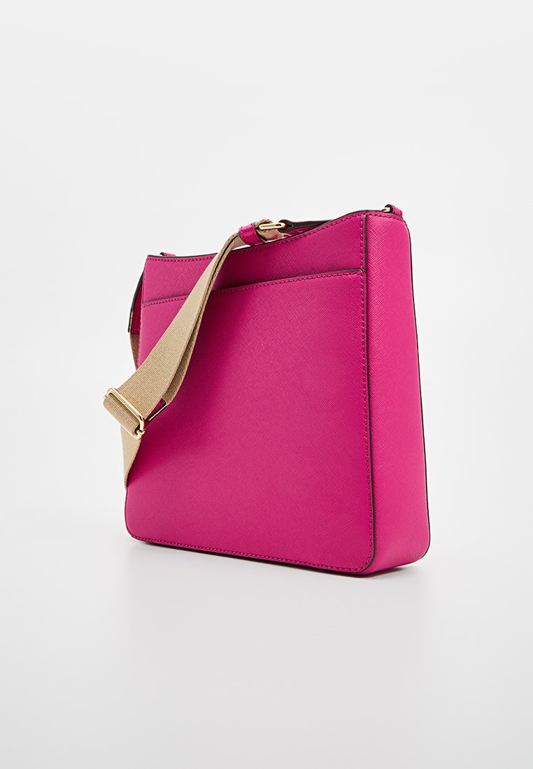 Heldere roze rechthoekige schoudertas met een beige verstelbare schouderriem en gouden hardware op een witte achtergrond.