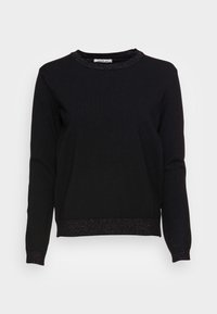 Schwarzer Pullover mit langen Ärmeln, geripptem Muster und schimmerndem Akzent am Kragen und an den Manschetten. Einfaches Design, runder Halsausschnitt.