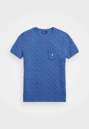 Pull bleu en maille torsadée à manches courtes avec petite poche avant arborant un logo blanc brodé.