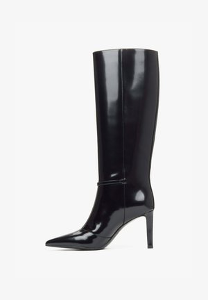 Zwarte kniehoge laarzen van glanzend lakleer, met een spitse neus, een dunne stilettohak en een strakke, gladde oppervlakte.