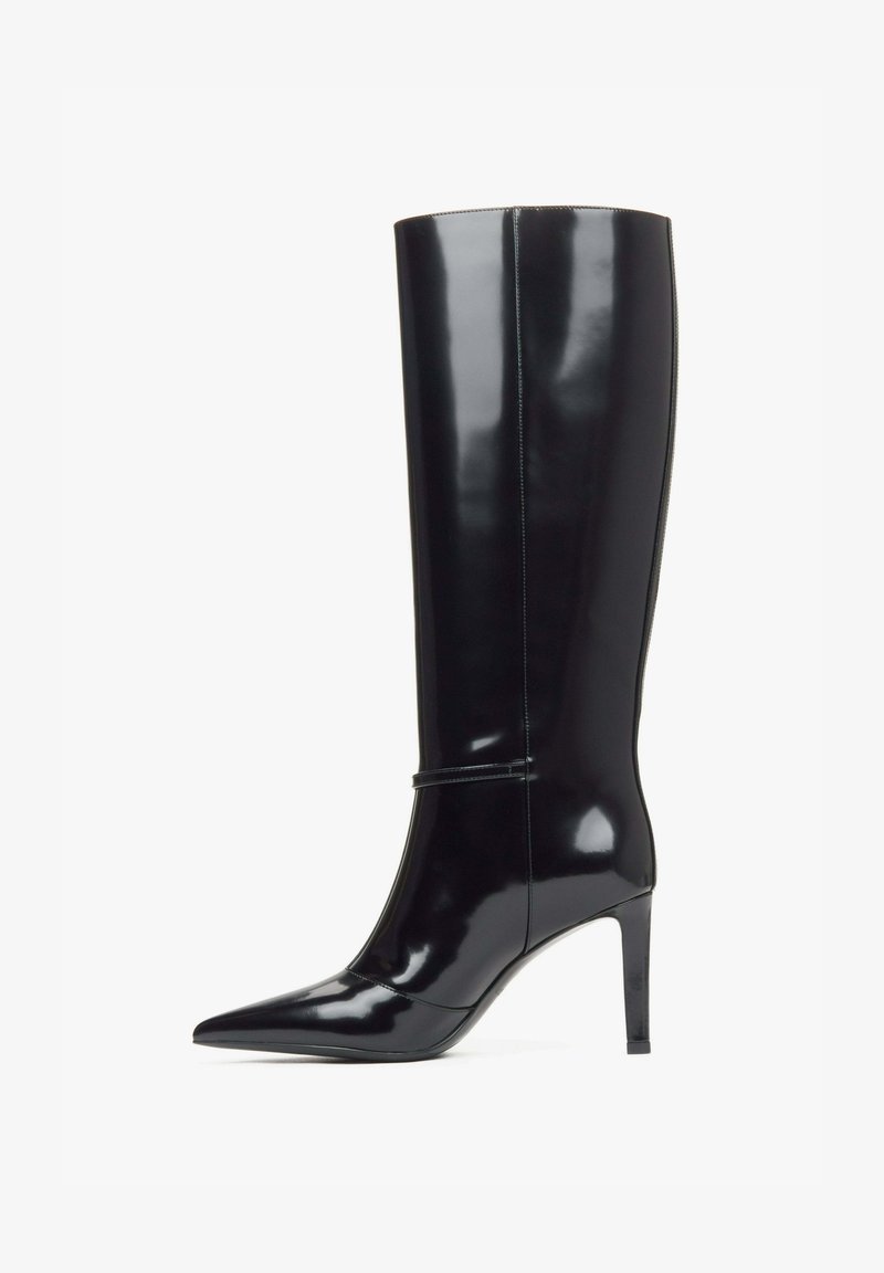 Černé vysoké kozačky vyrobené z lesklé lakované kůže, s špičatou špičkou, tenkým jehlovým podpatkem a hladkým, hladkým povrchem.