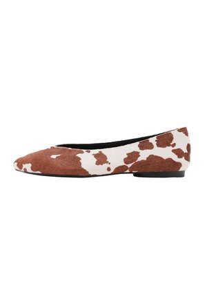 Flat shoe with brown and white cowhide pattern and black sole, pointed toe and low heel.