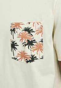 Jack & Jones GEDRUCKT RUNDHALS - Camiseta estampada - buttercream