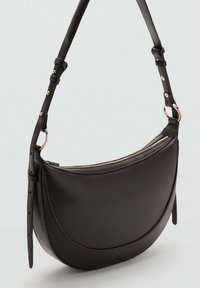 Bolso tipo hobo en cuero texturizado marrón oscuro con forma curva, acentos en hardware dorado, y una correa ajustable con múltiples opciones de tamaño.