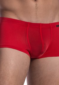 Boxer uomo rossi realizzati in un materiale testurizzato e elastico. Presentano una cintura liscia e un design a costine per un comfort e una vestibilità superiori.