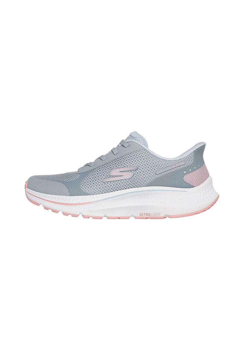 Zapatilla deportiva ligera con parte superior de malla gris, detalles en rosa y una suela blanca acolchada etiquetada como "ULTRA LIGERA". Diseñada para la comodidad y la transpirabilidad.
