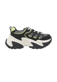 Massive schwarze und graue Sneaker mit gelben Akzenten, weißer dicker Sohle, Mesh-Einsätzen und gemusterter schwarzer Außensohle, von der Seite gezeigt.
