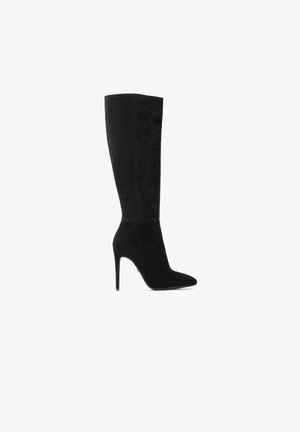 Melnas zamša ceļgala zābaki ar asu pirkstu un augstu stiletto papēdi. Dizains izceļ gludu tekstūru un elegantu siluetu.